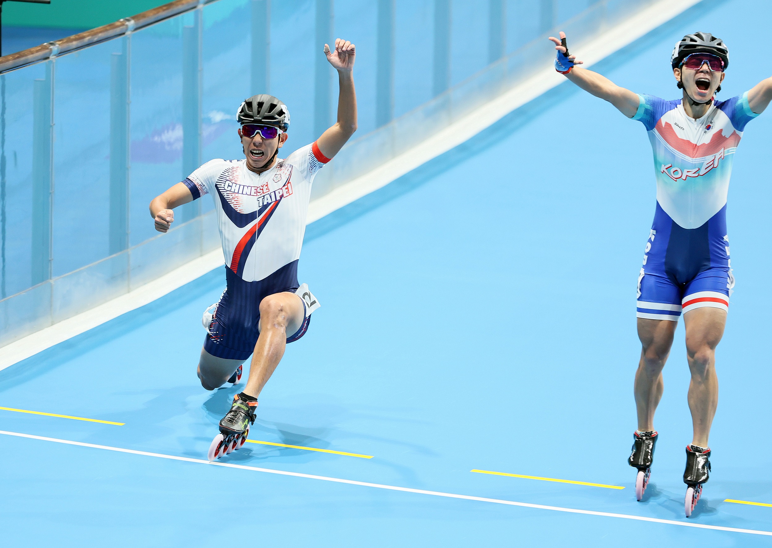 (圖)Chinese Taipei men’s speed skating team won by a split second in the 3000-meter relay (4th leg skater Huang Yu-lin,) Huang raising his arm in victory at the moment of triumph.